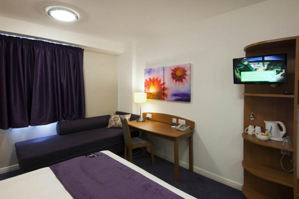 Premier Inn London Croydon South - A212 Room photo